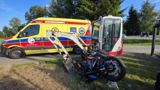 Zagórzany. Zderzenie motocyklisty z zaparkowaną minikoparką