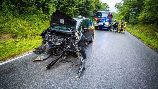 rozbity samochód lancia po zderzeniu na drodze z zagórzan do kwiatonowic