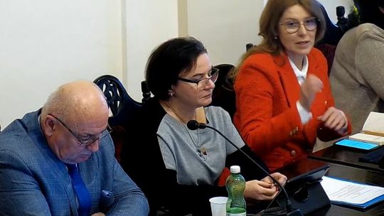 Mężczyzna i dwie kobiety za stołem podczas Sesji Rady Miasta Gorlice w styczniu 2024