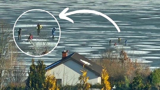 cztery osoby przebywające na wodzie zalewu klimkówka pokrytego lodem