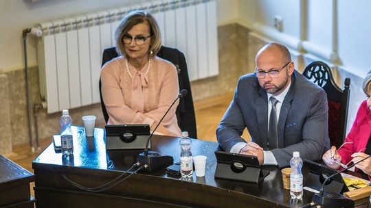 kobieta i mężczyzna siedzący na stołem rady miasta w Gorlicach