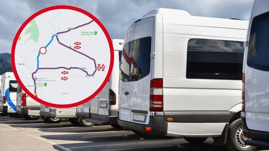 Autobusy na podjeździe.