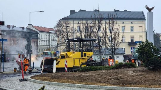 pracownicy przy kładzeniu asfaltu i maszyna drogowa na rondzie w gorlicach