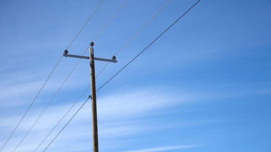 zdjęcie przedstawia słup energetyczny