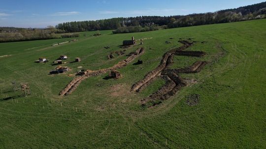 zdjęcie przedstawia wzgórze z drewnianymi domami