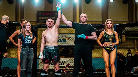 Zaręczyny w ringu po efektownym nokaucie. Finał walki wieczoru z udziałem zawodnika z Gorlic zdjęcie przedstawia pięściarzy w ringu i dziewczyny