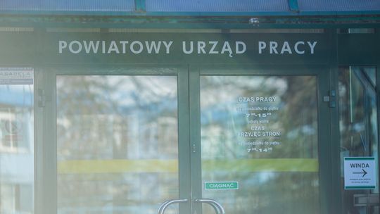 zdjęcie przedstawia wejście do budynku na którym pisze powiatowy urząd pracy