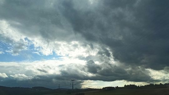 Zawirowania w pogodzie przez cały dzisiejszy dzień. Wiatr w porywach do 75 km/h