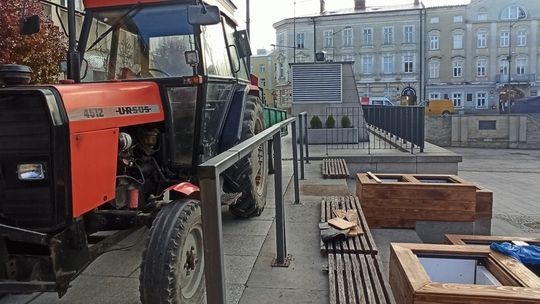 Zazielenia się płyta gorlickiego rynku. Donice już stoją, zasadzono pierwsze drzewa [FOTO]