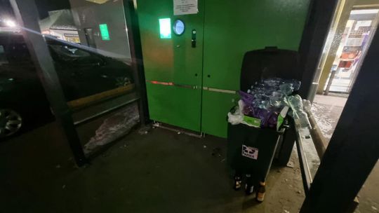 Zbierasz puszki i butelki? Musisz zapłacić podatek albo założyć działalność gospodarczą zdjęcie przedstawia kosz z którego wysypują się butleki