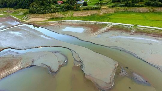rzeka płynąca do zbiornika wodnego w klimkówce