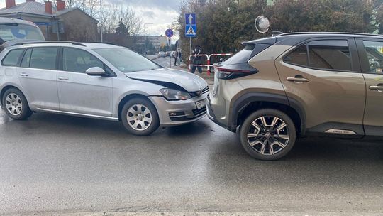 Zdjęcie przedstawia zdarzenie drogowe