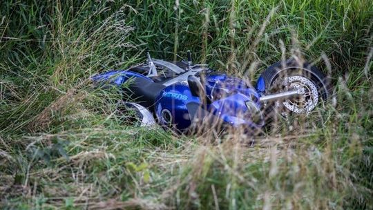 Zdarzenie drogowe na ulicy Dukielskiej. Motocykl w rowie.