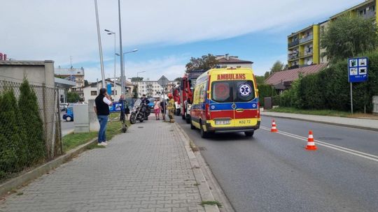 Zdjęcie przedstawia zdarzenie drogowe na ul. Węgierskiej w Gorlicach. Są gapie i karetka pogotowia