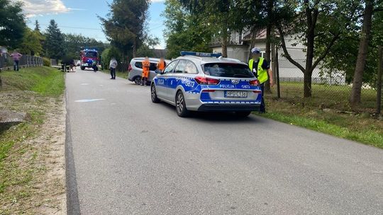 Zdarzenie drogowe w Wójtowej. Samochód uderzył w betonowy przepust. Są osoby ranne