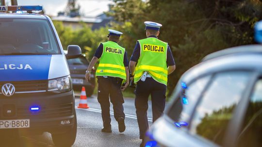 policjanci idący przez jezdnię podczas obsługi zdarzenia drogowego w Libuszy