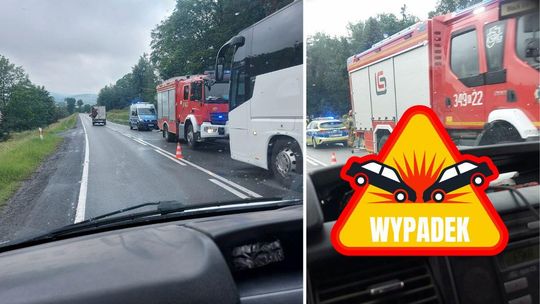 zdjęcie przedstawia samochód straży pożarnej i policji na jezdni