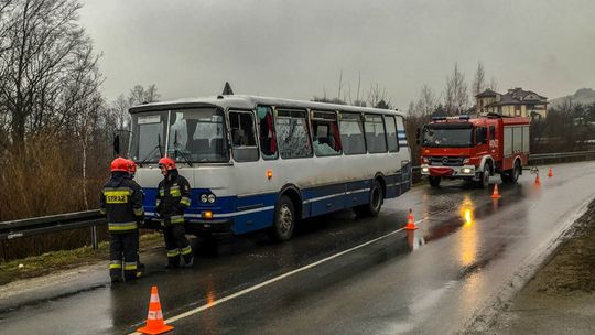 Zderzenie autobusu z przyczepą ciężarówki