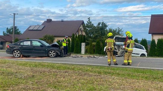 Zderzenie drogowe w Moszczenicy. Są osoby poszkodowane