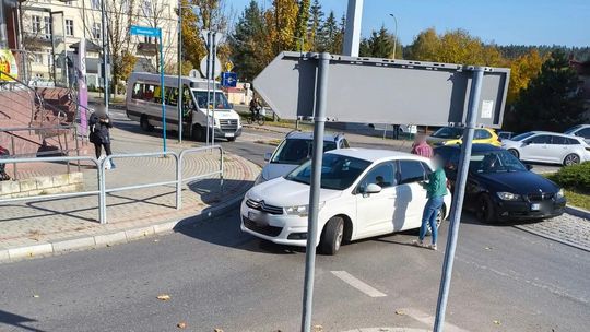 Zderzenie dwóch samochodów w centrum Gorlic. Utrudnienia na głównym skrzyżowaniu