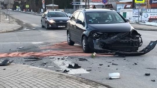 Zderzenie opla i volkswagena, dwie osoby poszkodowane