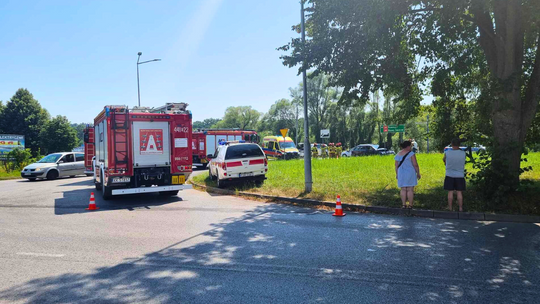 Samochody straży pożarnej podczas akcji ratunkowej po zderzeniu pojazdów osobowych w Gorlicach