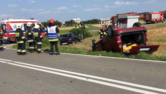 Zderzenie pojazdów w Dominikowicach. Jeden z nich dachował.