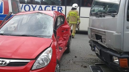 Zderzenie pojazdów w Ropie.  Ciężarówka uderzyła w hyundaia.