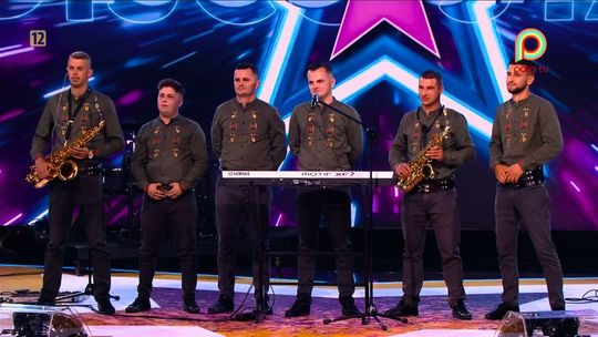 grupa mężczyzn na scenie programu Disco Star