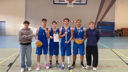 Zespół Szkół nr 1 w Gorlicach, czyli popularna „Górka” najlepszą ze szkół w Małopolsce zdjęcie przedstawia chłopców z piłką do koszykówki