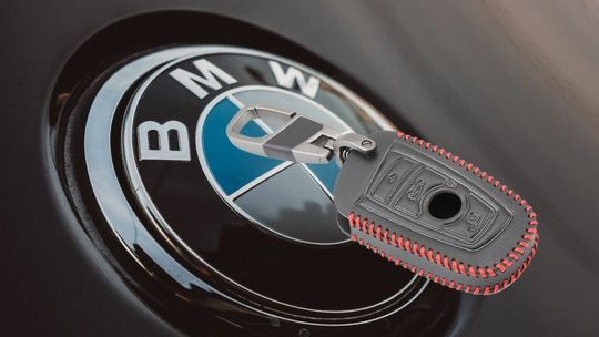 kluczyk do samochodu bmw na tle logo bmw