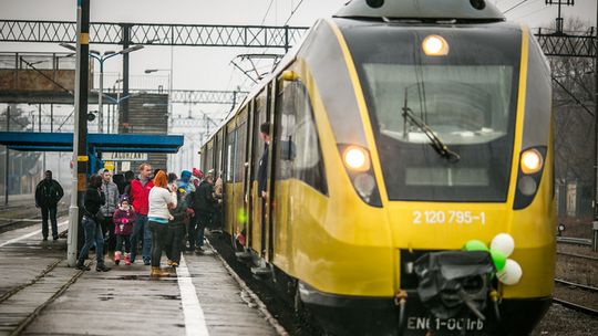 Zimowe połączenie z Jasła do Krynicy-Zdroju. Włóczykij zatrzymuje się w Bieczu, Gorlicach, Szalowej