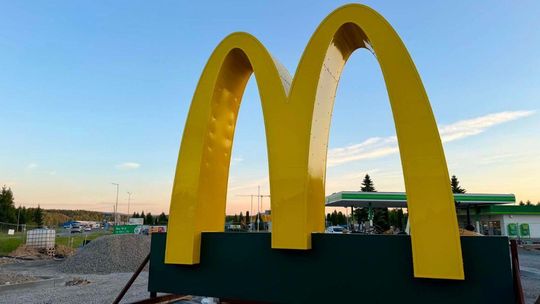 zdjęcie przedstawia literę M reklamę restauracji mcdonalds