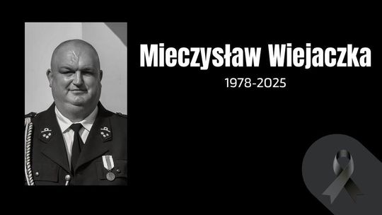 Zdjęcie przedstawia czarno-białe zdjęcie mężczny