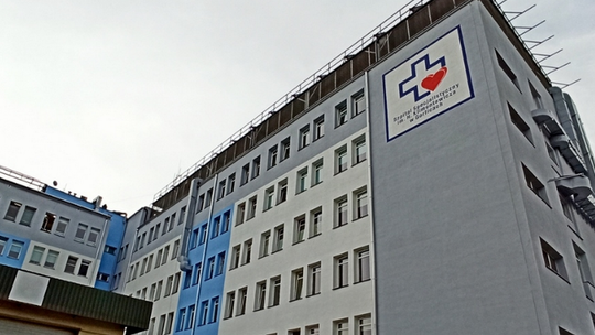 zdjęcie przedstawia ścianę frontową budynku szpitala w Gorlicach
