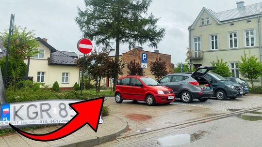 zdjęcie przedstawia parking z samochodami