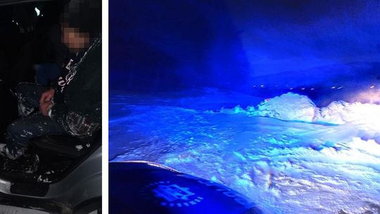 Zdjęcie przedstawia wychłodzonego mężczyznę oraz radiowóz