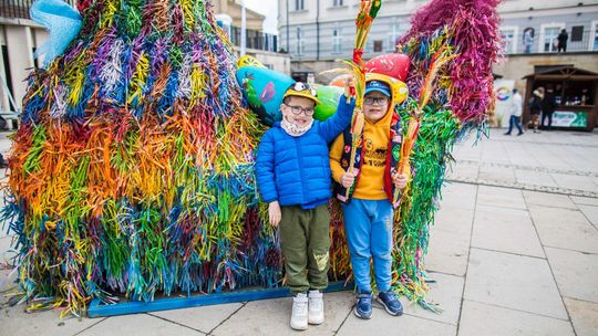 Zdjęcie przedstawia chłopców i kurkę Bronię