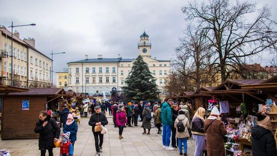 Zdjęcie przedstawia Rynek gorlicki podczas Jarmarku Bożonarodzeniowego w 2024 r.