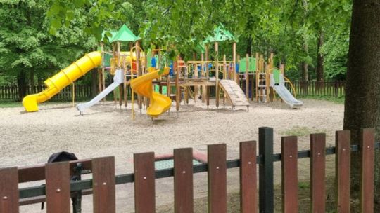 Zdjęcie przedstawia plac zabaw w parku w Gorlicach