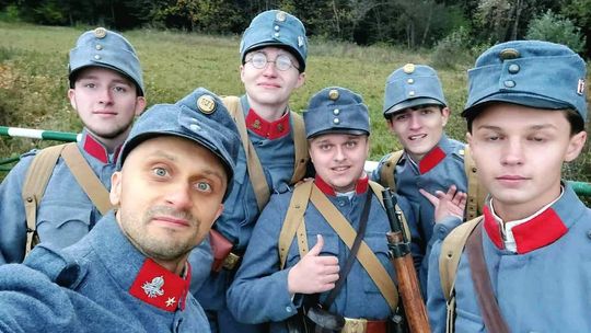 zdjęcie przedstawia mężczyzn w mundurach wojskowych z czasów I Wojny Światowej