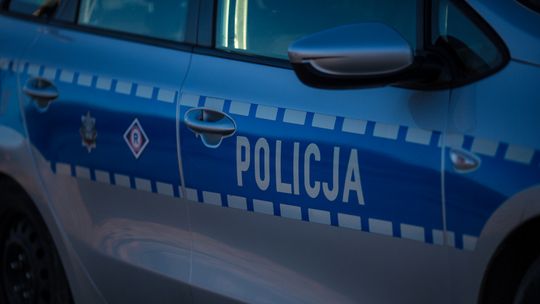 Znów bardzo pijani kierujący na naszych drogach. Oni nie mają umiaru zdjęcie przedstawia policyjny radiowóz