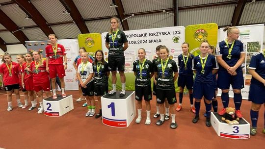 dziewczęta na podium w hali sportowej