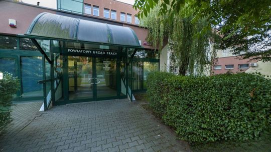 zdjęcie przedstawia szklane drzwi do obiektu