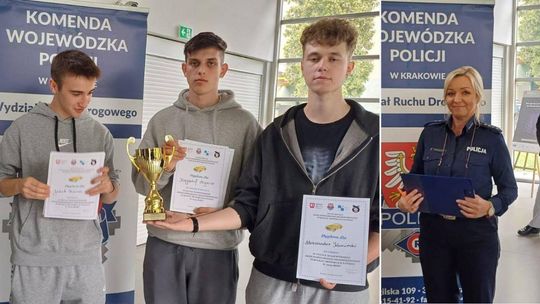 zdjęcie przedstawia chłopaków z dyplomami i policjantkę