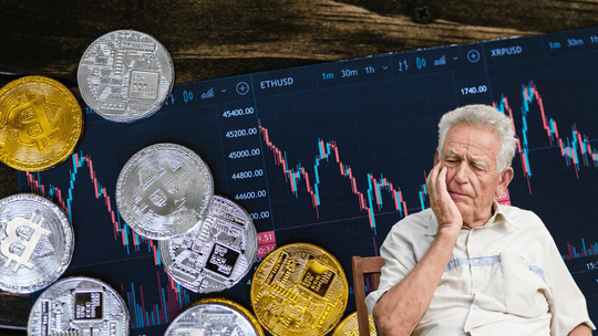 w tle wykresy giełdowe, z lewej strony różne monety, kryptowaluty, z prawej strony sylwetka starszego mężczyzny o zmartwionym wyrazie twarzy