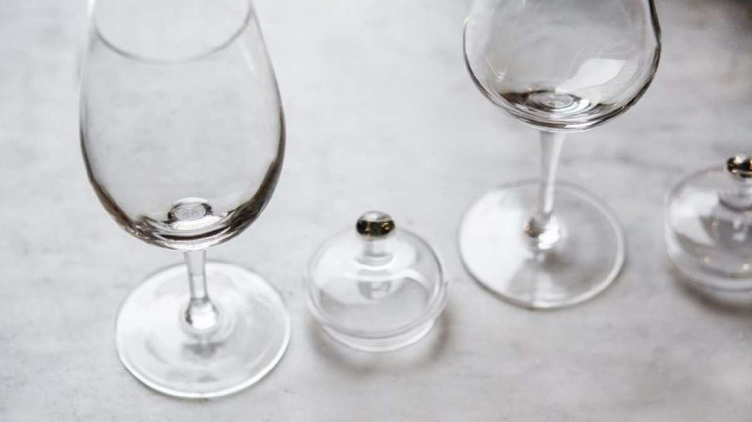 Jakie znaczenie mają kieliszki do whisky w degustacji i czy warto w nie