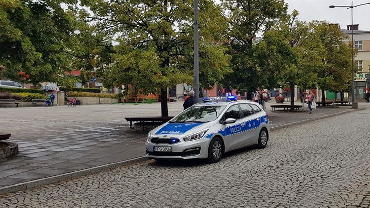 Samochód przejechał pieszej po stopie. Kierowca odjechał z miejsca