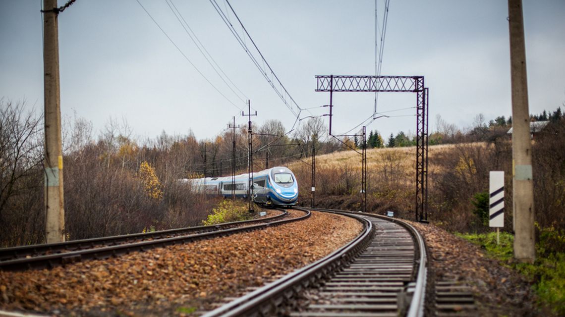 zdjęcie przedstawia pociąg pendolino na torach w okolicy Ptaszkowej i Grybowa