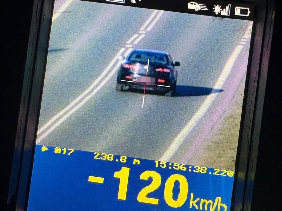 120 km/h w terenie zabudowanym. Prawo jazdy miał od niedawna zdjęcie przedstawia pojazd osobowy na drodze